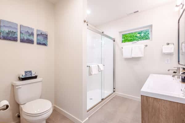 hemlocks-bathroom